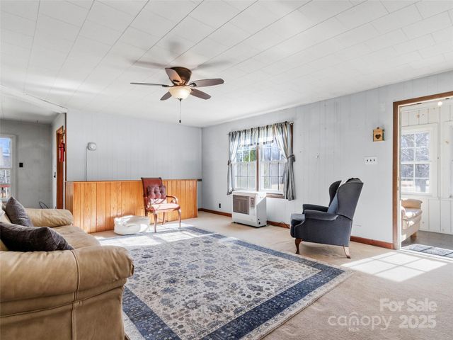 1879 White Oak Road, Burnsville, NC 28714