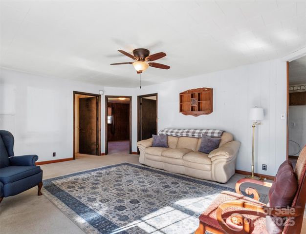 1879 White Oak Road, Burnsville, NC 28714