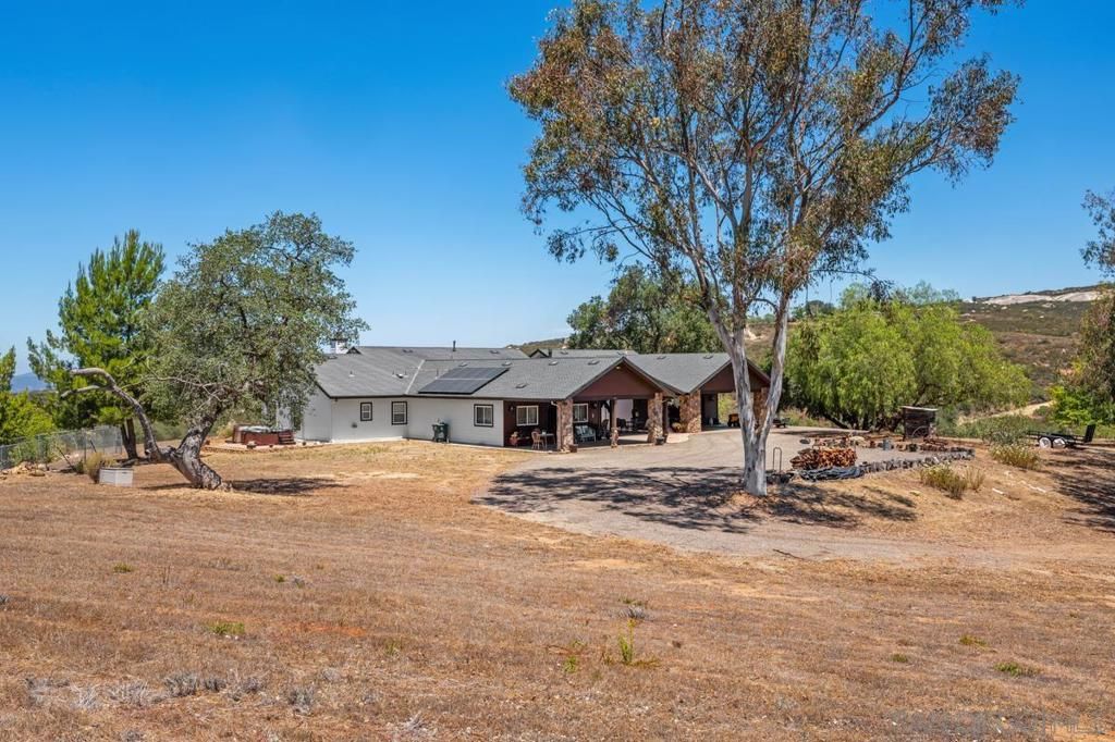 Image 2 of property listing at 23895 Ladrido, Ramona, CA 92065