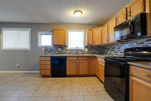 1824 N Vista Drive, Independence, MO 64058