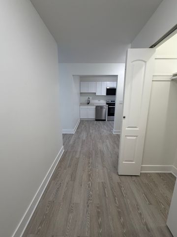 7200 N Claremont Avenue 401, Chicago, IL 60645