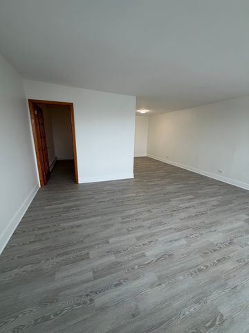 7200 N Claremont Avenue 401, Chicago, IL 60645