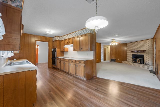 300 Ivy Lane, Hewitt, TX 76643