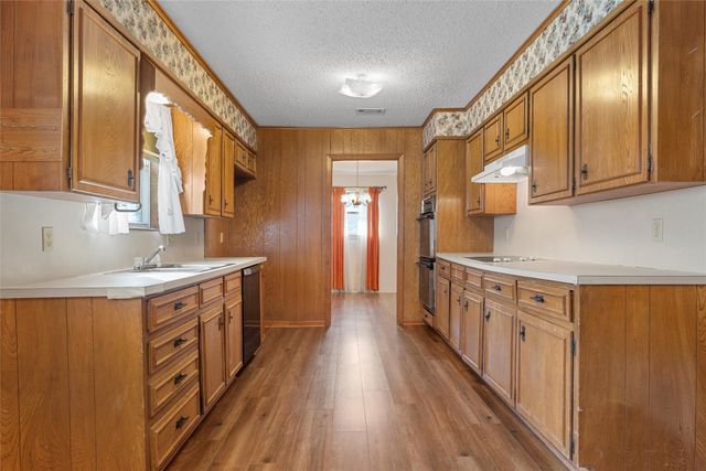 300 Ivy Lane, Hewitt, TX 76643