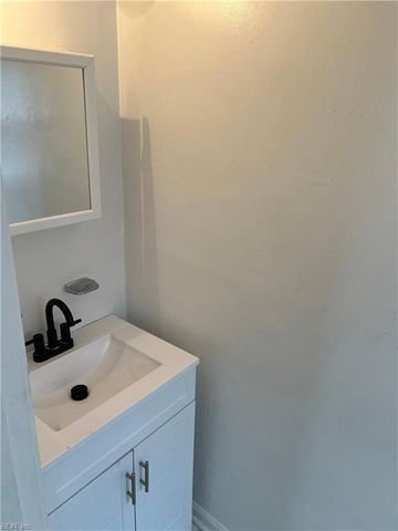 11 Markham DR, Hampton, VA 23669