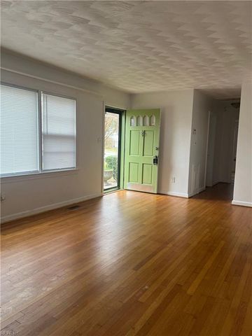 11 Markham DR, Hampton, VA 23669