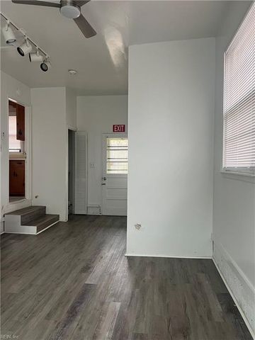 11 Markham DR, Hampton, VA 23669