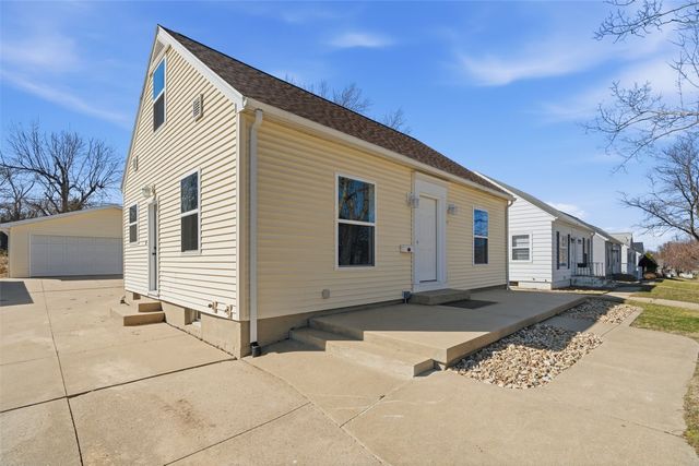 1111 33rd Street SE, Cedar Rapids, IA 52403