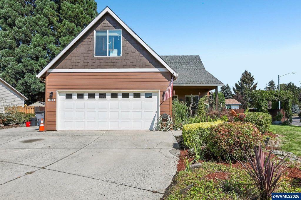 Image 1 of property listing at 1641 NW Jeffrey Ct, Mcminnville, OR 97128