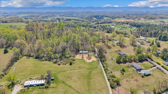 85 Little Paws LN, Buchanan, VA 24066