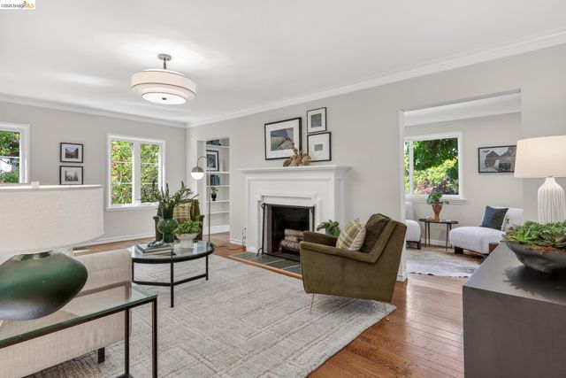 5283 Harbord Dr, Oakland, CA 94618
