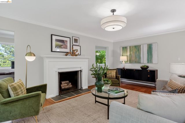 5283 Harbord Dr, Oakland, CA 94618