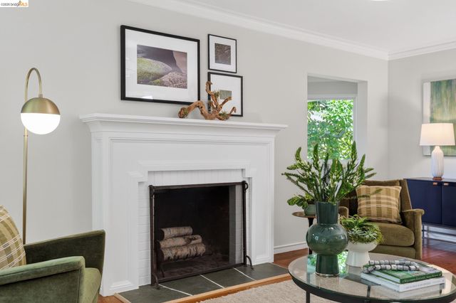 5283 Harbord Dr, Oakland, CA 94618