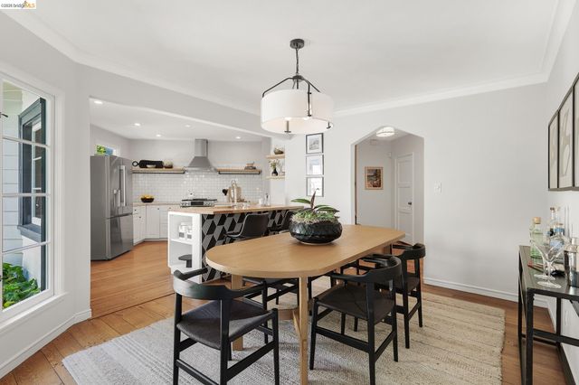 5283 Harbord Dr, Oakland, CA 94618