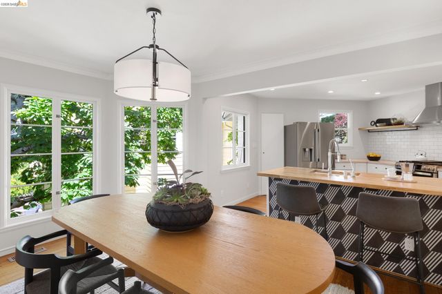 5283 Harbord Dr, Oakland, CA 94618