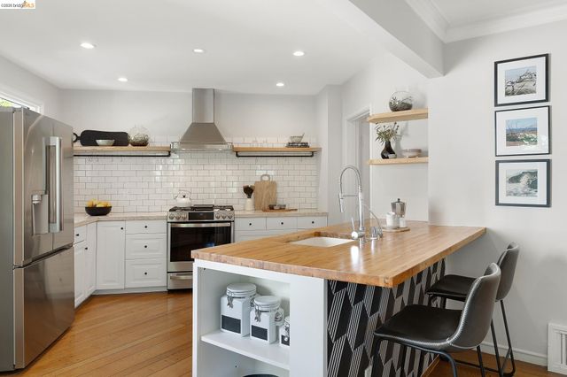 5283 Harbord Dr, Oakland, CA 94618