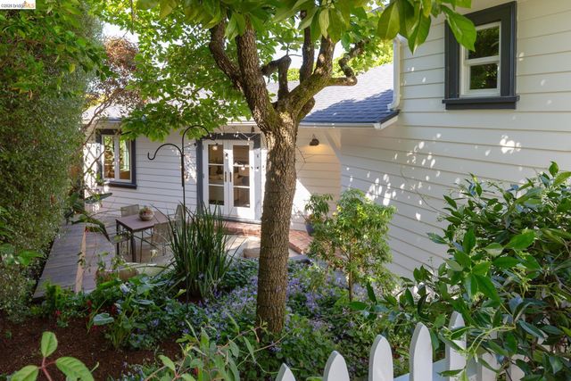 5283 Harbord Dr, Oakland, CA 94618