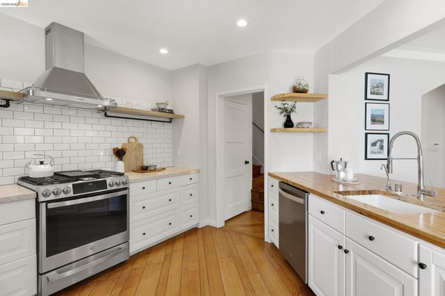 5283 Harbord Dr, Oakland, CA 94618