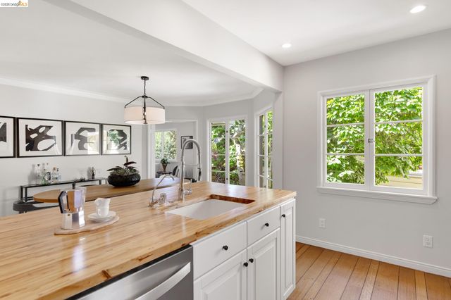 5283 Harbord Dr, Oakland, CA 94618
