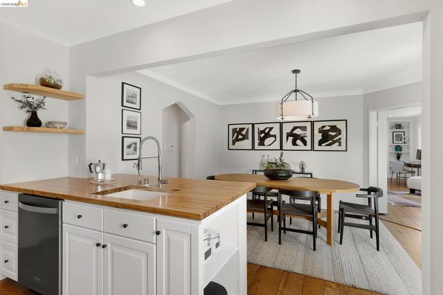 5283 Harbord Dr, Oakland, CA 94618