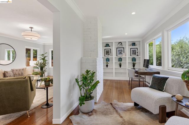 5283 Harbord Dr, Oakland, CA 94618
