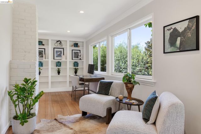 5283 Harbord Dr, Oakland, CA 94618
