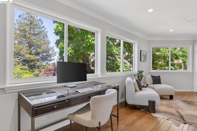 5283 Harbord Dr, Oakland, CA 94618