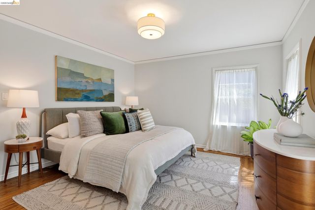 5283 Harbord Dr, Oakland, CA 94618