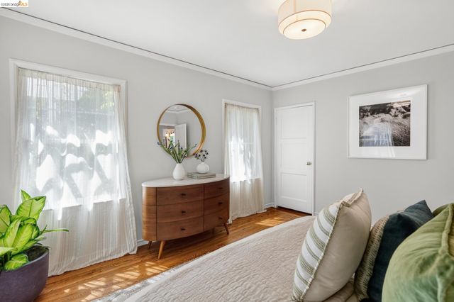 5283 Harbord Dr, Oakland, CA 94618