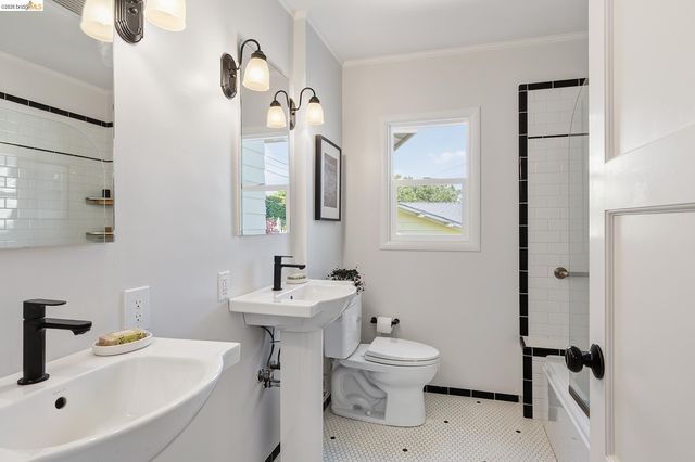 5283 Harbord Dr, Oakland, CA 94618