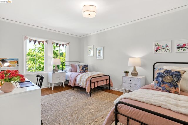 5283 Harbord Dr, Oakland, CA 94618
