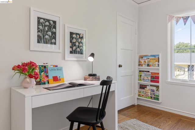 5283 Harbord Dr, Oakland, CA 94618