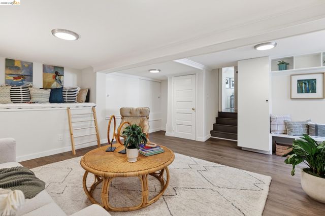 5283 Harbord Dr, Oakland, CA 94618