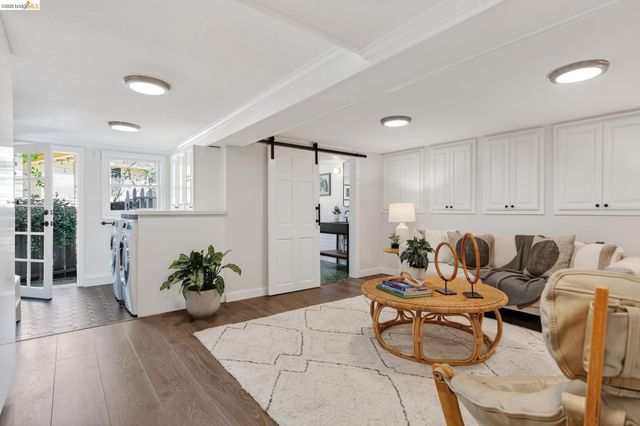 5283 Harbord Dr, Oakland, CA 94618