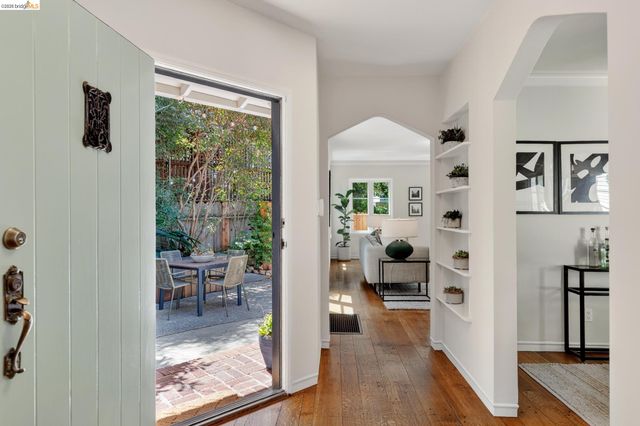 5283 Harbord Dr, Oakland, CA 94618