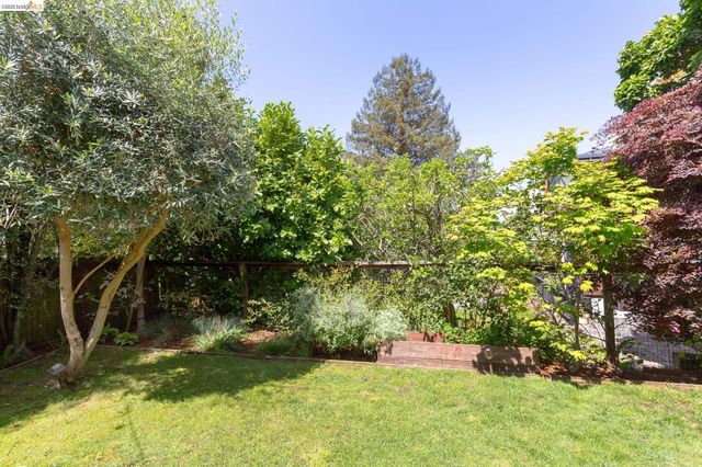 5283 Harbord Dr, Oakland, CA 94618