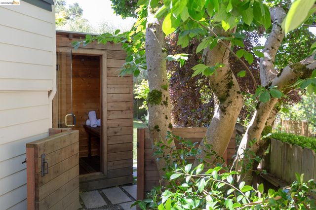 5283 Harbord Dr, Oakland, CA 94618