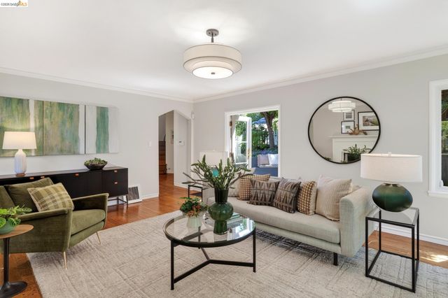 5283 Harbord Dr, Oakland, CA 94618