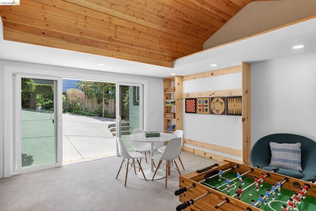5283 Harbord Dr, Oakland, CA 94618