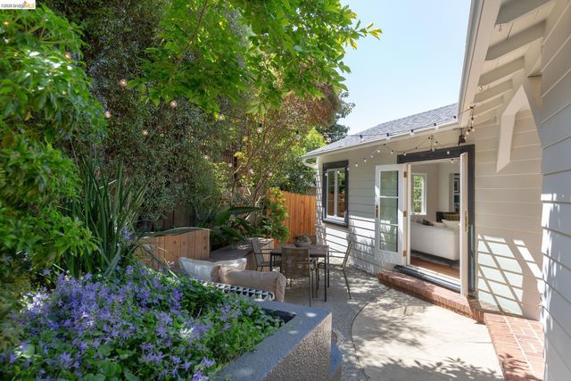 5283 Harbord Dr, Oakland, CA 94618