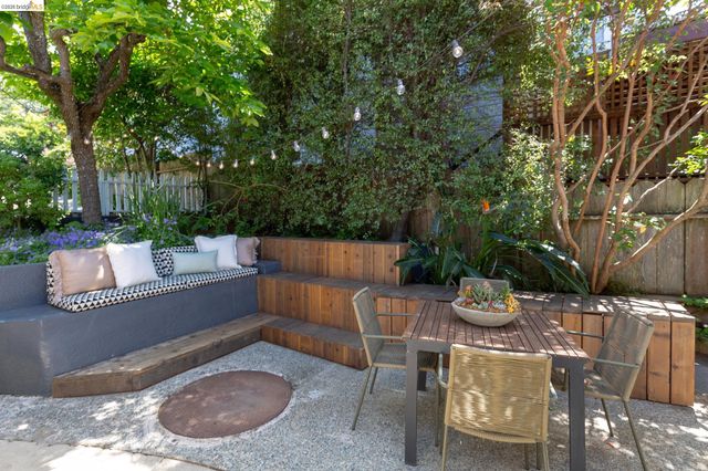 5283 Harbord Dr, Oakland, CA 94618