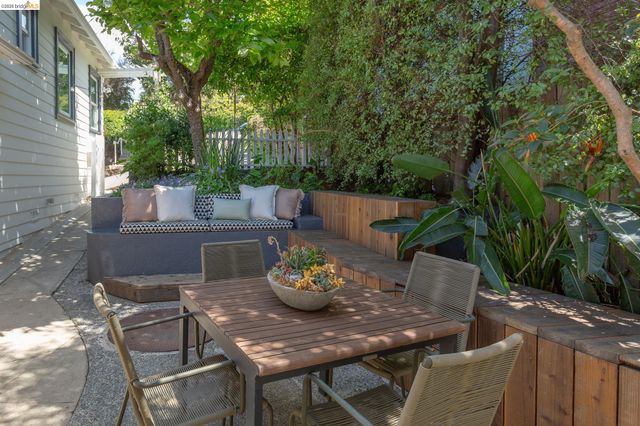 5283 Harbord Dr, Oakland, CA 94618
