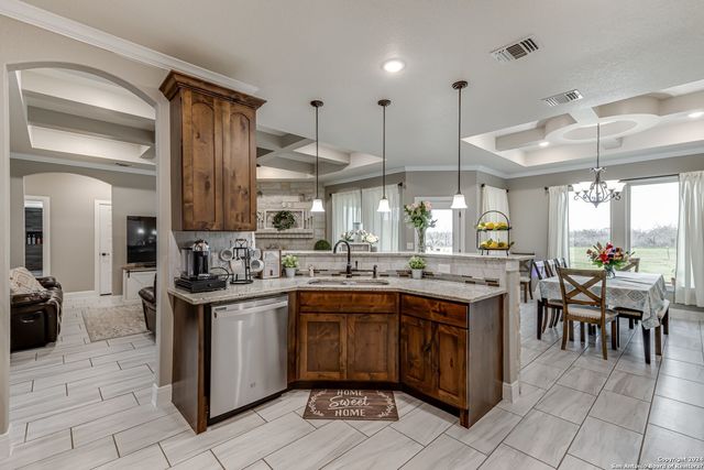 197 GENTLE BREEZE, Floresville, TX 78114