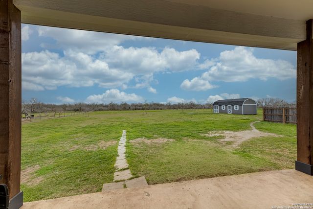 197 GENTLE BREEZE, Floresville, TX 78114