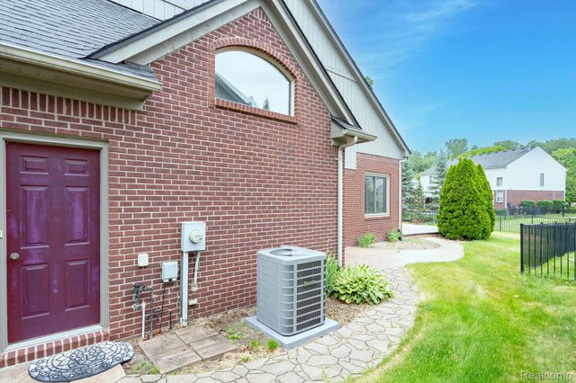 47248 Malburg Way Drive, Macomb Township, MI 48044