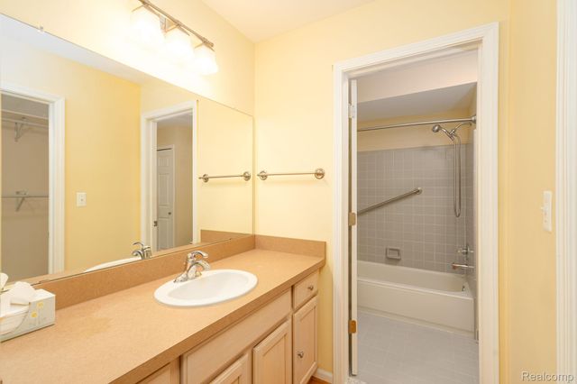 47248 Malburg Way Drive, Macomb Township, MI 48044