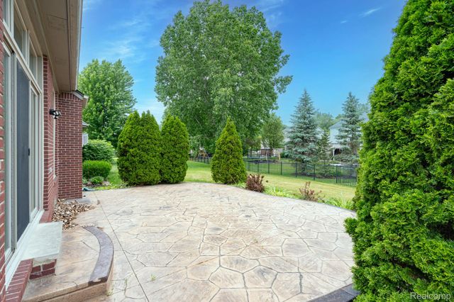 47248 Malburg Way Drive, Macomb Township, MI 48044