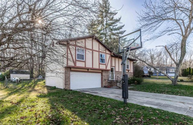 7518 Meadowview Drive, Evansville, IN 47710