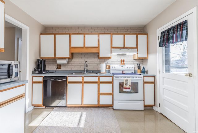 7518 Meadowview Drive, Evansville, IN 47710