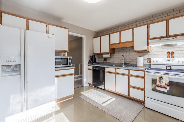 7518 Meadowview Drive, Evansville, IN 47710